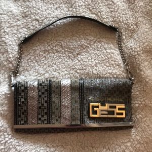 Guess clutch